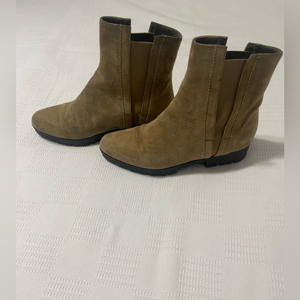 Rider Boot Co Tan Pointed Toe Suede Leather Pull On Chelsea Bootie